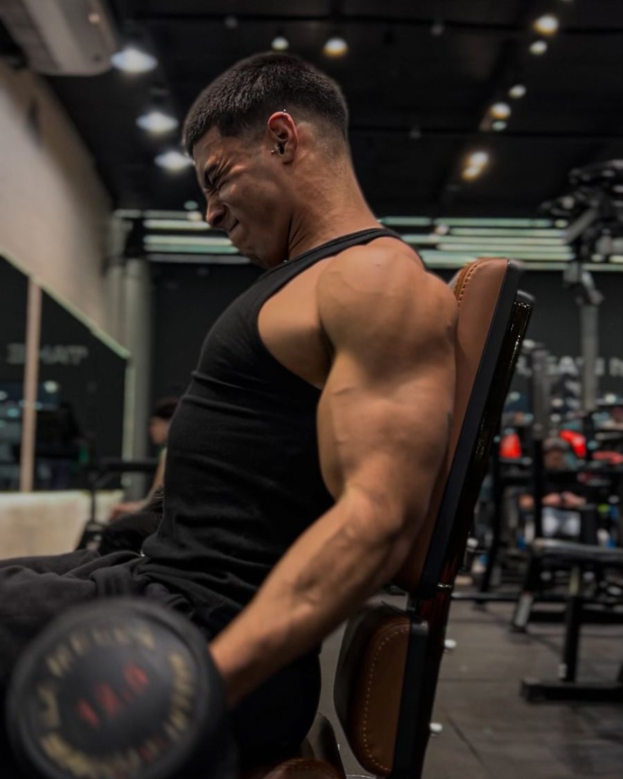 Entrenamiento con pesas en gimnasio